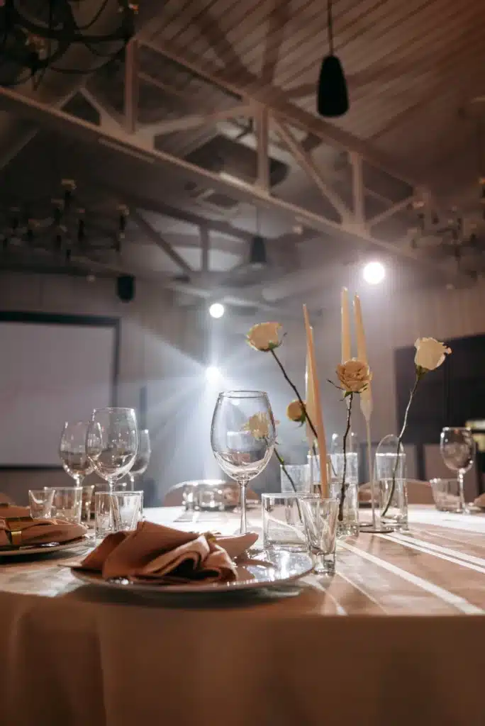 Salle décorée avec des tables et des chandeliers pour un événement privé dans un restaurant.